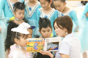昨年の舞台前。練習前に生徒さんのお母様が読み聞かせをしてくださることも